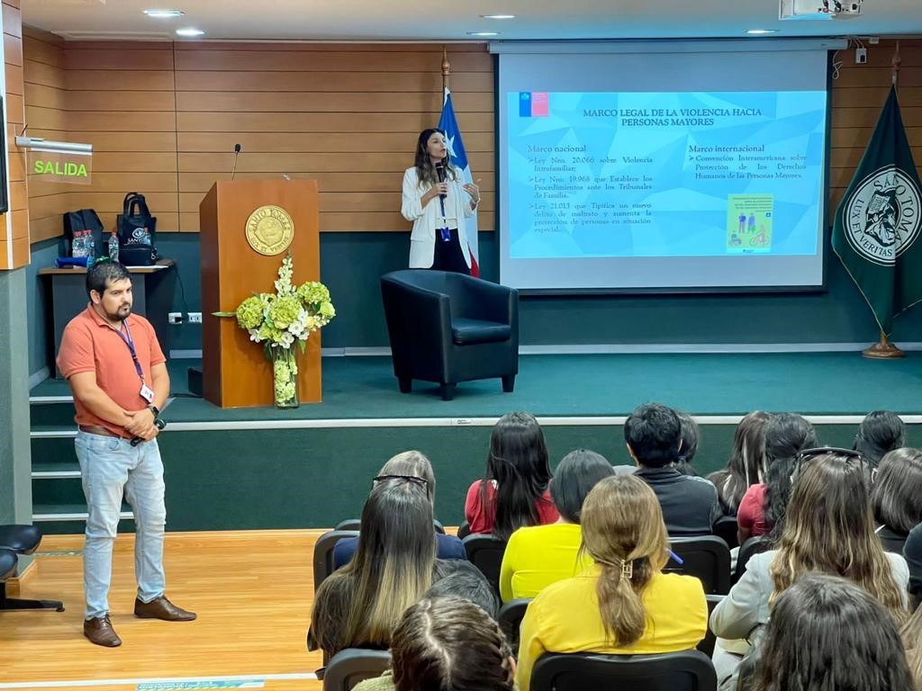 Defensa del AQdultos Mayores de Arica y Parinacota, realizó una charla informativa en Universidad Santo Tomas
