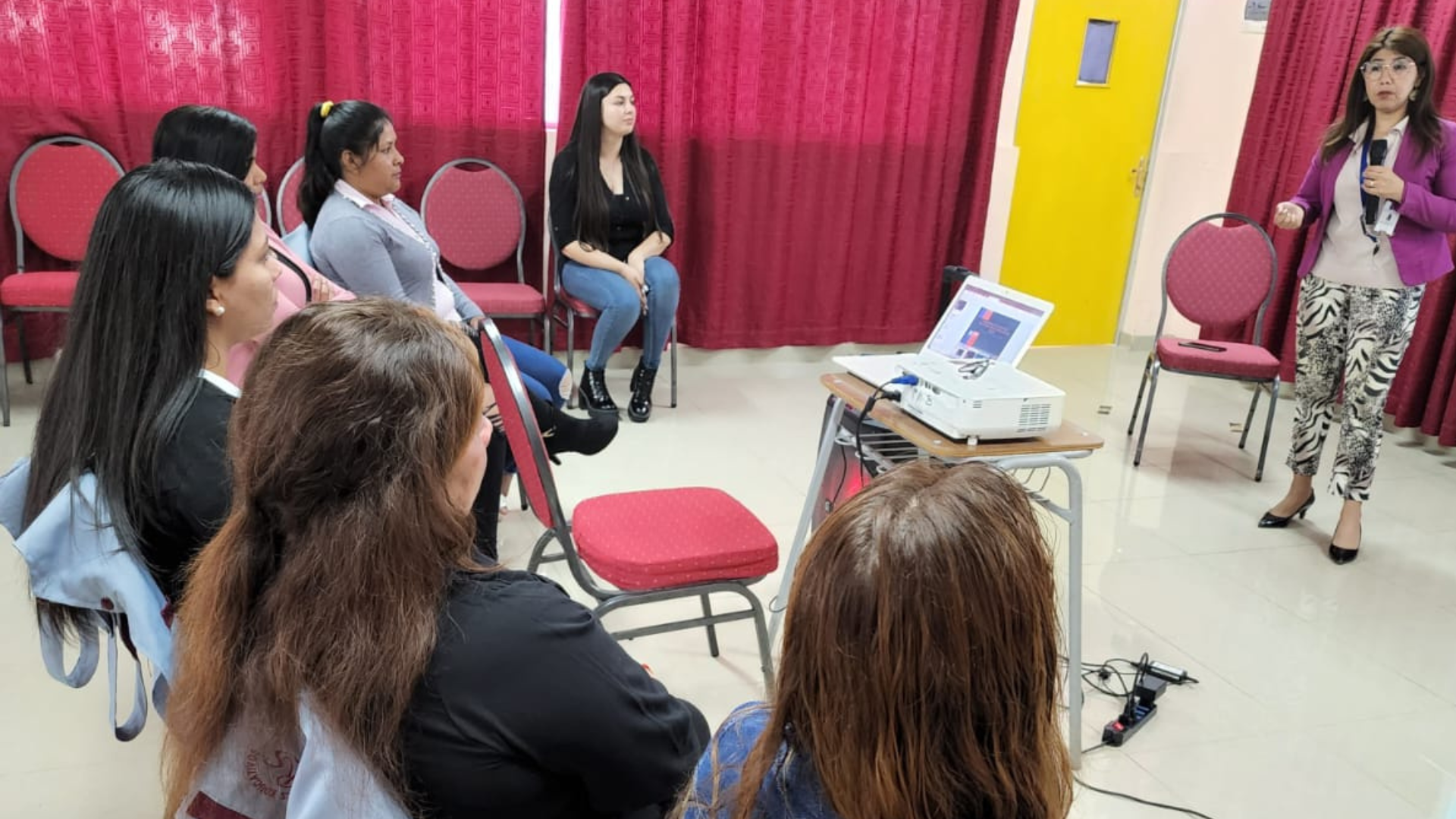 Cosultorio jurídico de Alto Hospicio realiza conversatorio en el Colegio Rupanic School