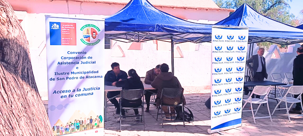 Móvil del Consultorio Jurídico de Calama  en Plaza de Justicia en San Pedro de Atacama