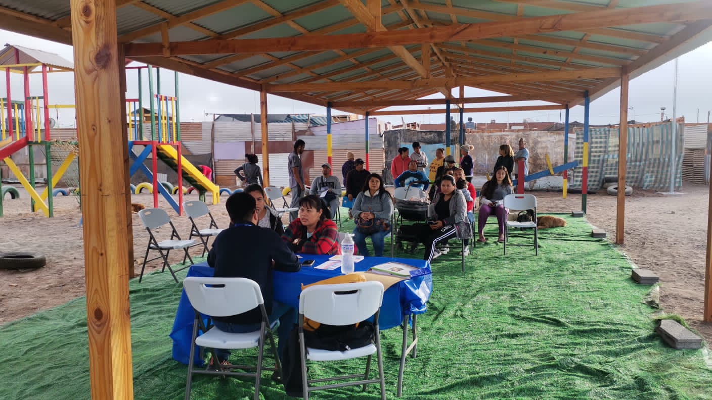 En el campamento “PAMPA ILUSIÓN” en  Alto Hospicio, brindó orientación la unidad de Migración de Tarapacá