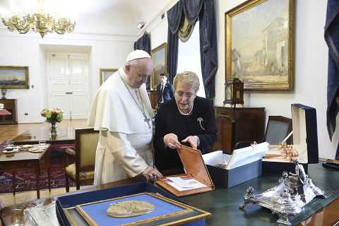 Presidenta Bachelet entregó al Papa Francisco la primera Política Pública en Reinserción Social que elaboró el Ministerio de Justicia y Derechos Humanos