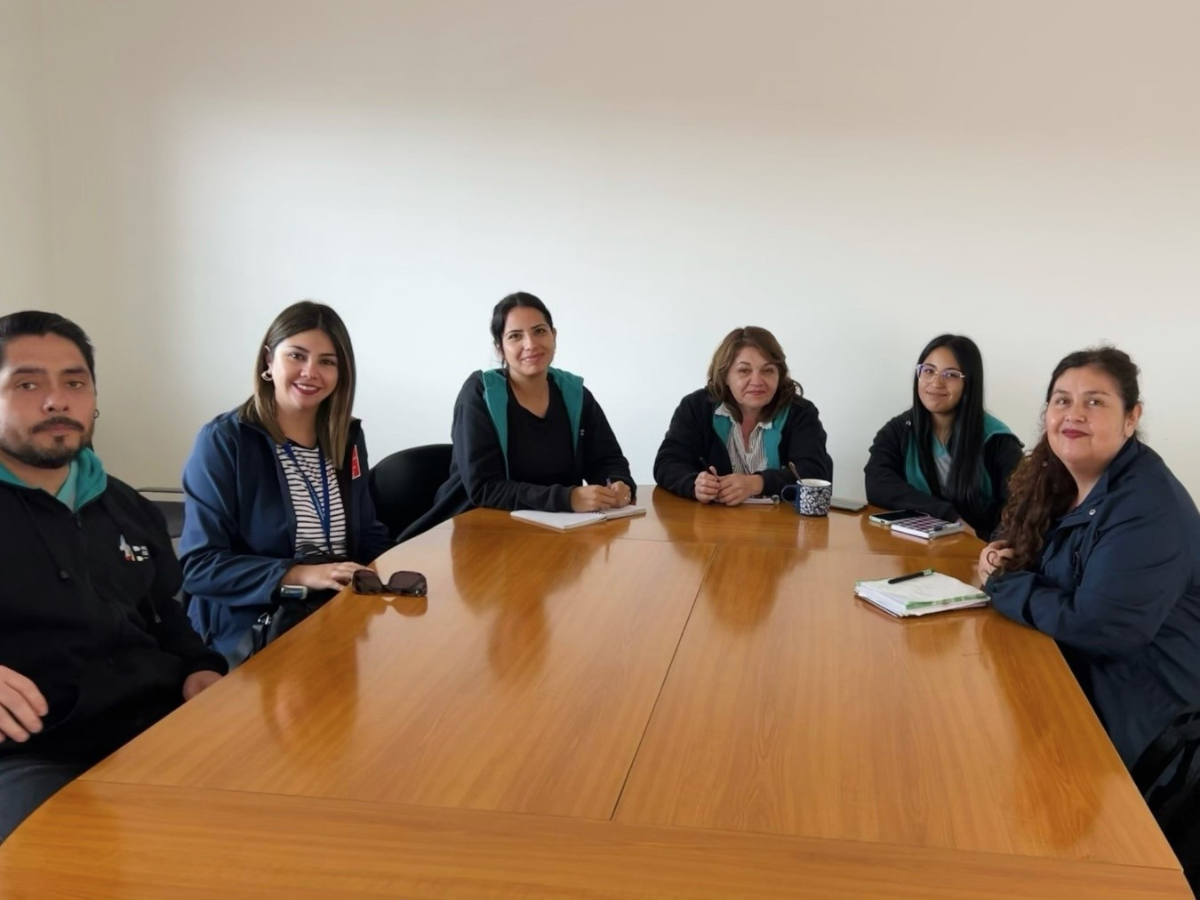 Unidad adulto Mayor de Tarapacá sostiene reunión con funcionario/as de Programa Calle y Hospedería del Hogar de Cristo