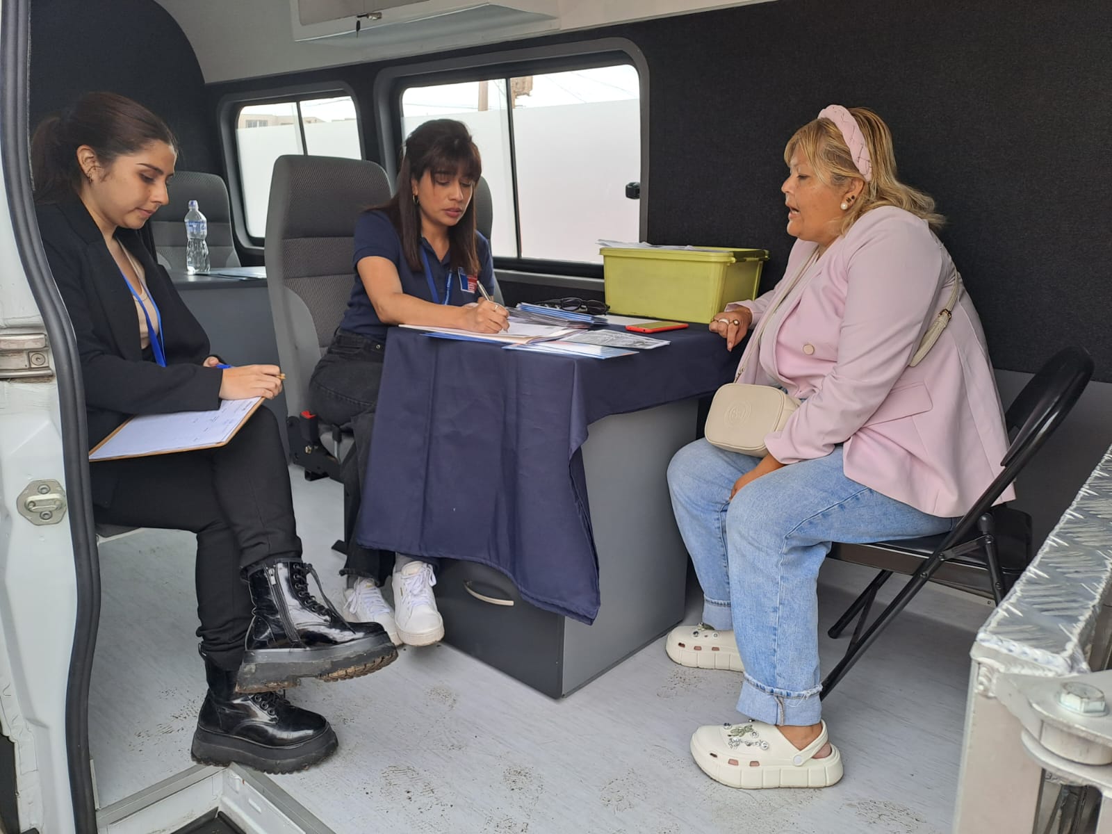 Abogada de Migración de Arica y Parinacota participa en III Feria de Servicios Públicos MovilizaDOS