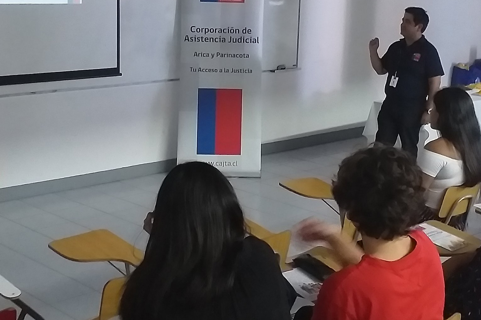 Profesionales del Consultorio Jurídico Arica realizan charla en Universidad de Tarapacá