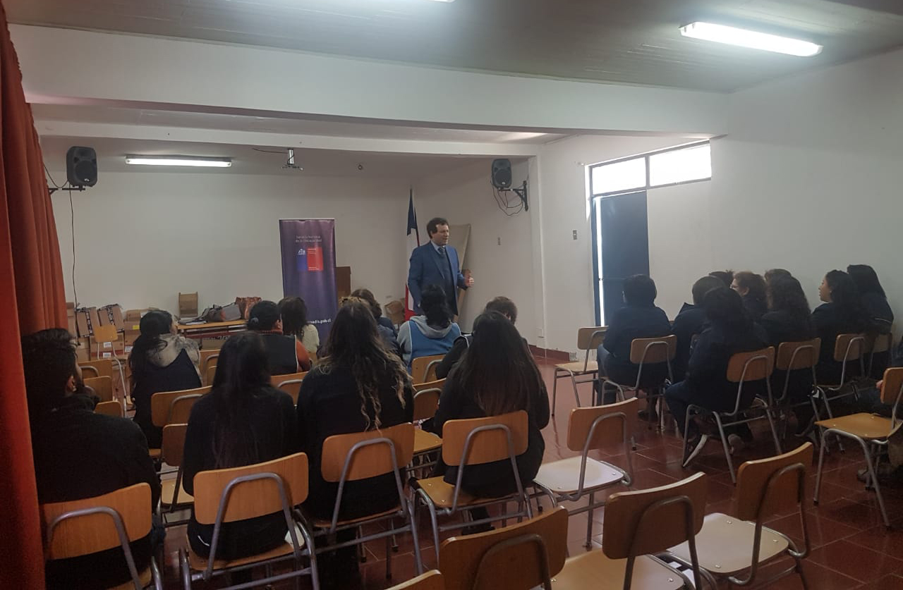 Abogado Convenio CAJTA - SENADIS Antofagasta realizó charla en Liceo A-26, Oscar Bonilla